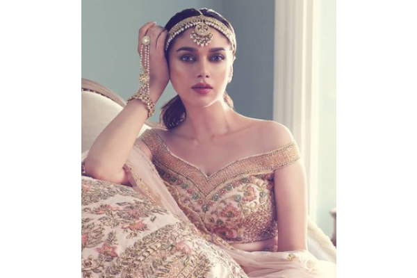 45+ Trending Maang Tikka Designs worn by Real Brides (All Kinds & Sizes) |  Bridal hair decorations, Tikka designs, Bride